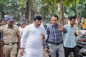 Work in a manner befitting the court