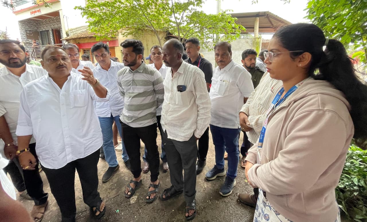MLA Yadravkar inspects flood