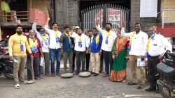 Protest against the municipal corporation by throwing dust at the door
