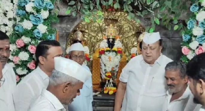 Minister Hasan Mushrif participates in the Dindi alongside child Warkaris