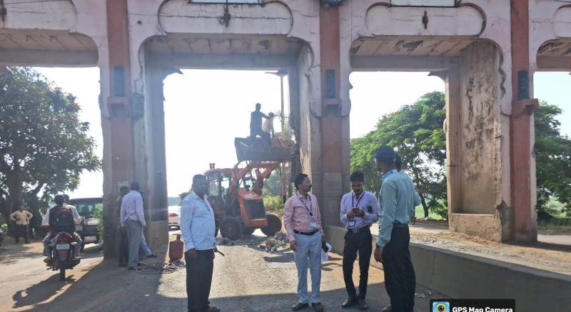 Old welcome arch near Tawde Hotel is dangerous