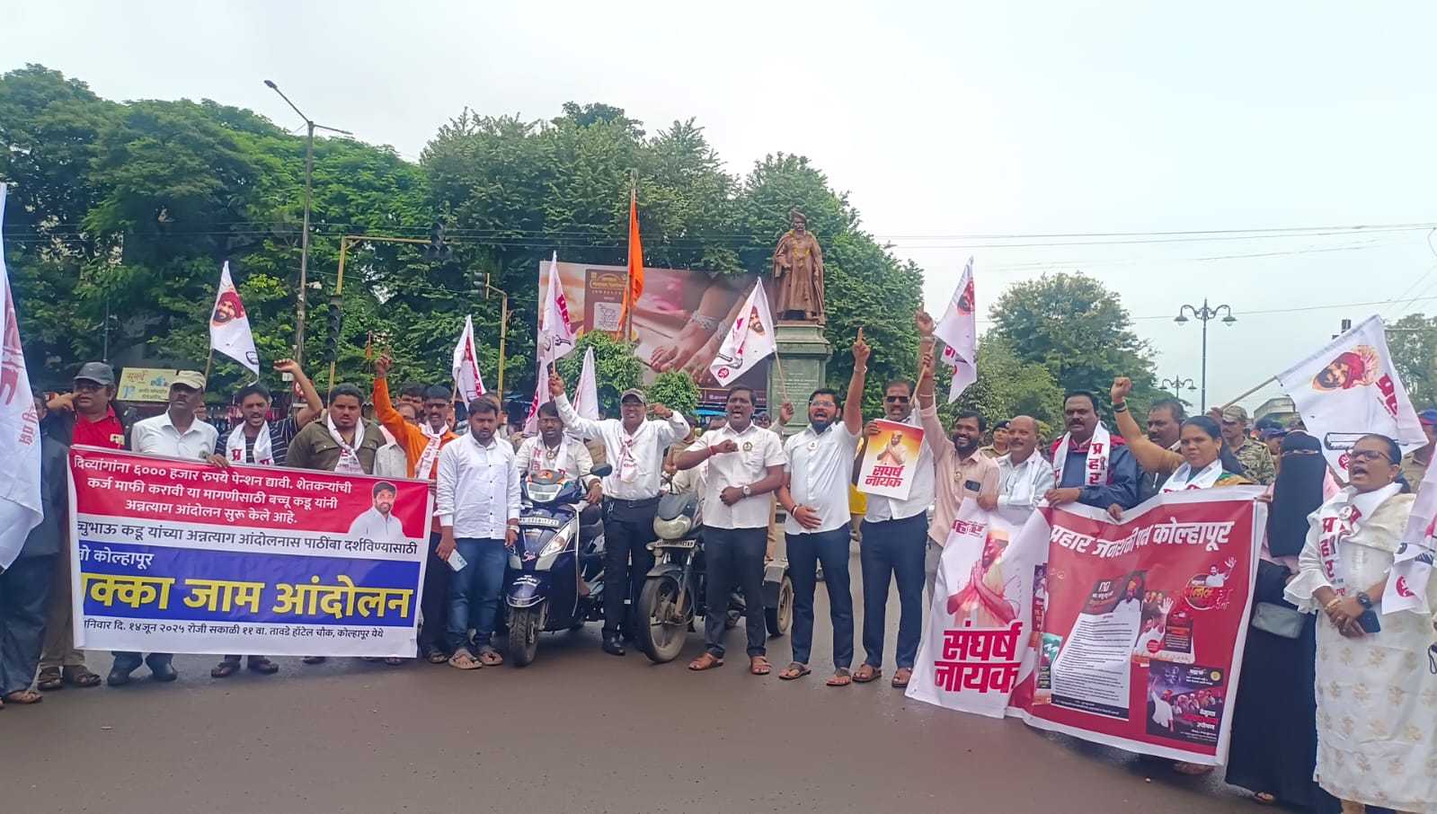 Prahar Janshakti Partys protest at Dussehra Chowk