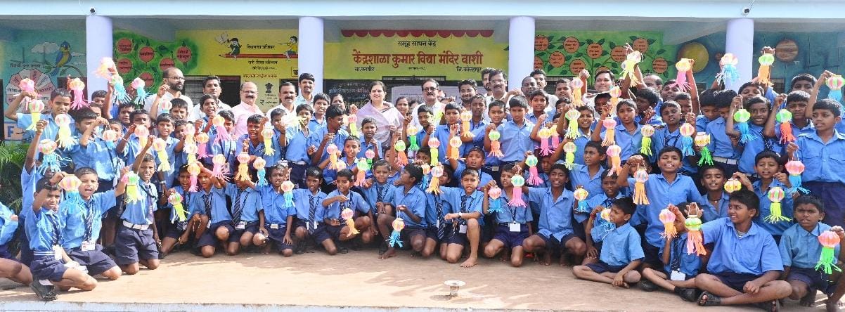A workshop on making sky lanterns was held at a school