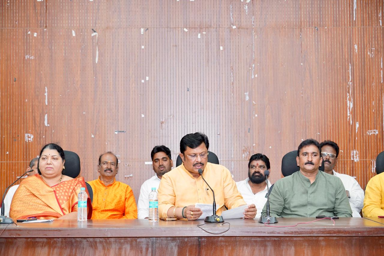 Thousands of Shiv Sena supporters