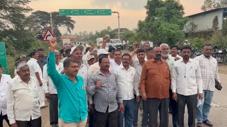 The Swabhimani Shetkari Sanghatana blocked the sugarcane transport