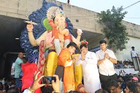 Seeing the crowd at the arrival ceremony of the King of Kolhapur