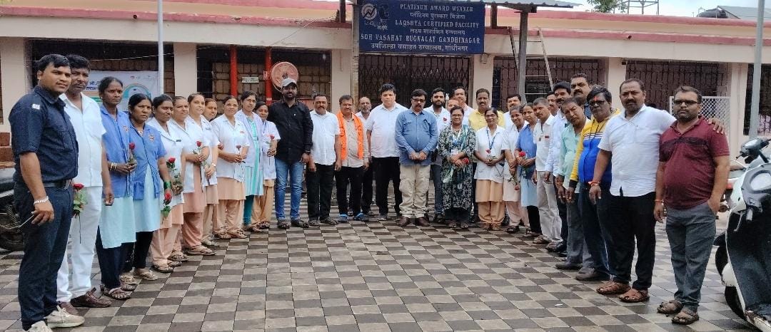 Shiv Sena felicitates doctors and staff of Gandhinagar