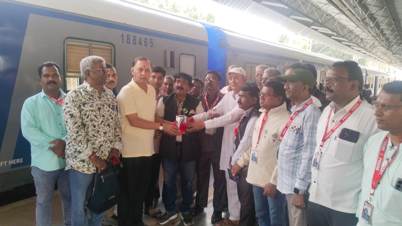 Kolhapur journalists leave for international media conference in Mount Abu