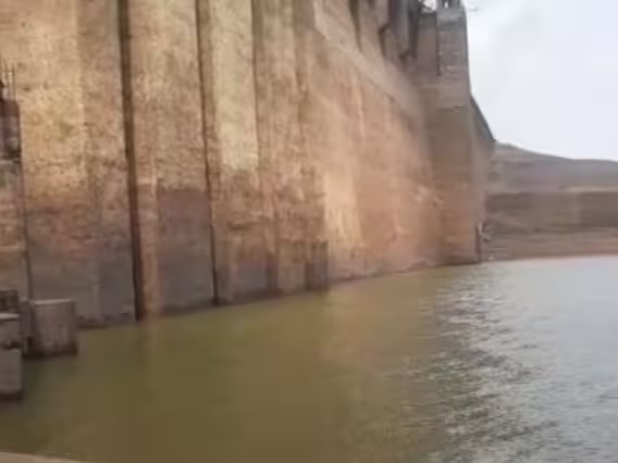 Kalammavadi dam reached its bottom for the first time in its history