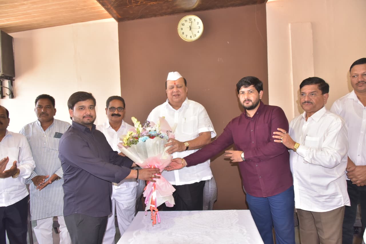 Minister Hasan Mushrif pays a goodwill visit to Ranjitsinh Patils residence