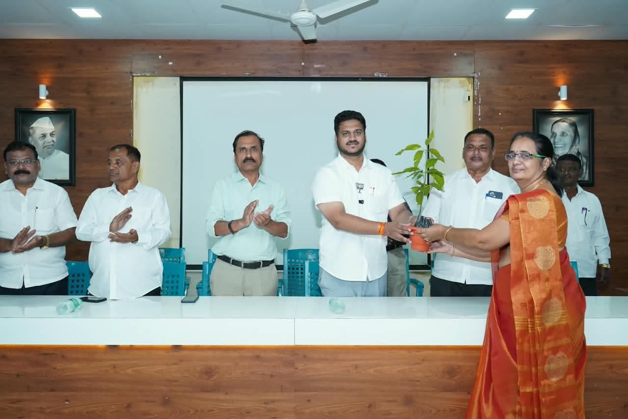 Kaustubh Gawade meets educational dignitaries in Islampur
