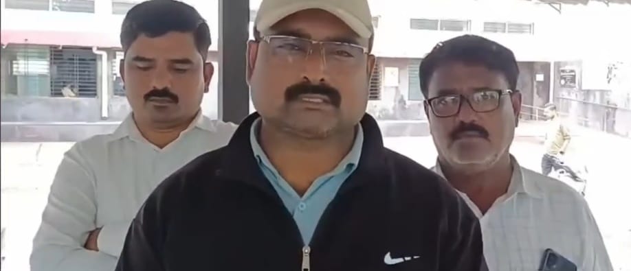 Angry youth pelt stones at Shraddha Academy