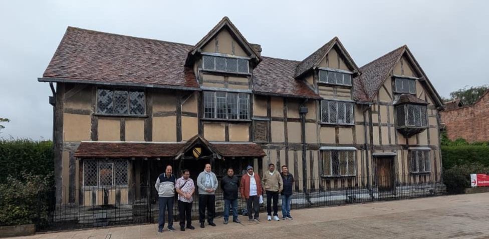 Minister Hasan Mushrif visits the home of the Father of Drama