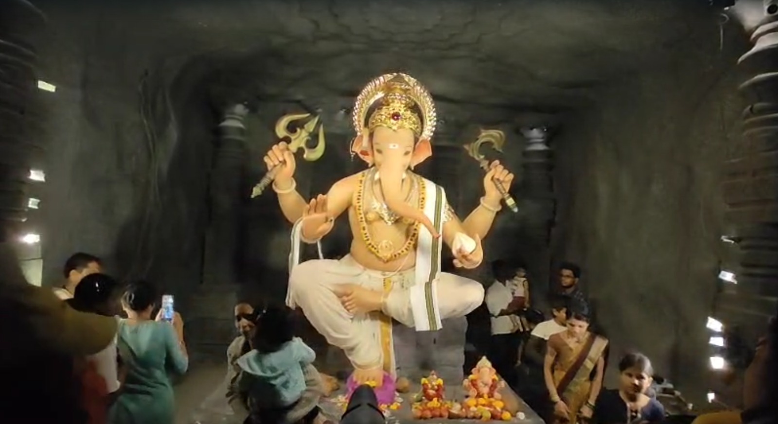 1 kg gold necklace for Shivtej Ganesh in Kolhapur