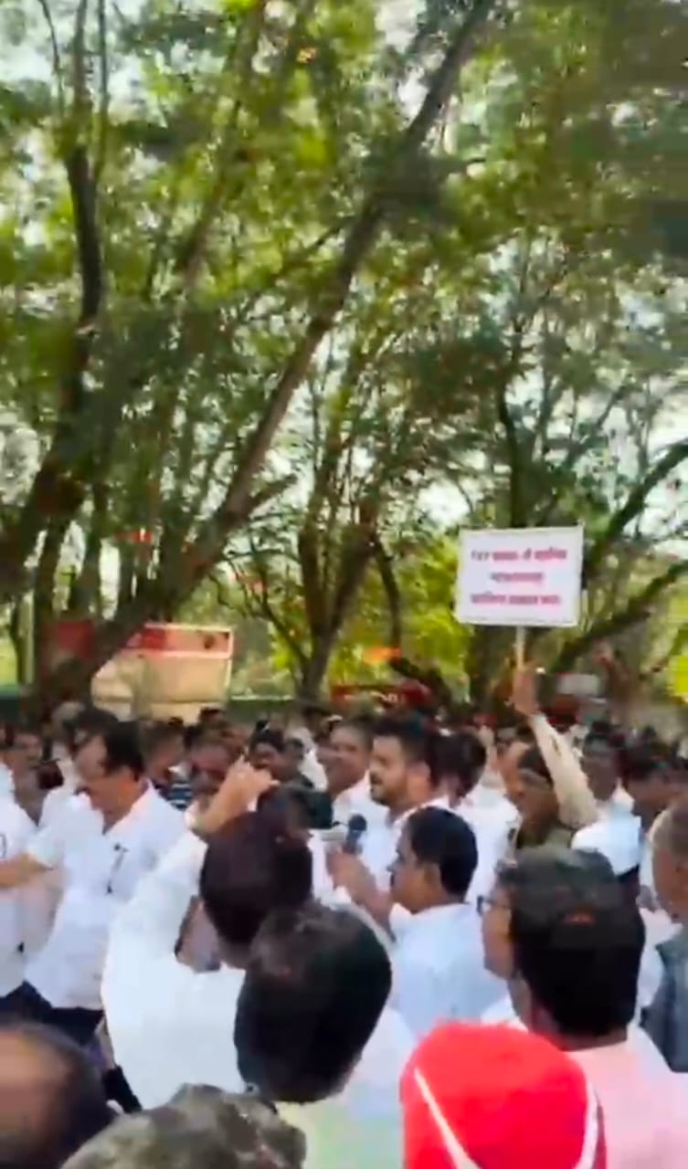 Presentation of teachers questions before the Chief Minister