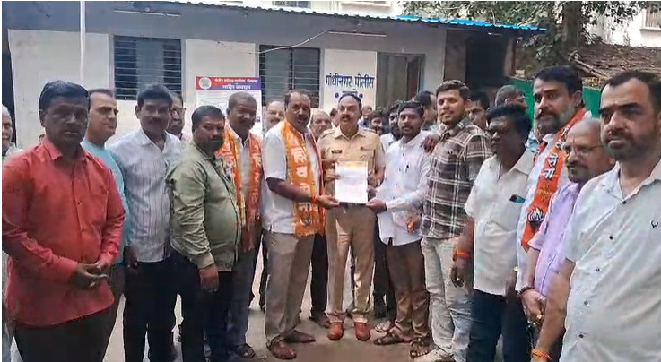 Dont obstruct vehicles by putting up barricades in Gandhinagar market