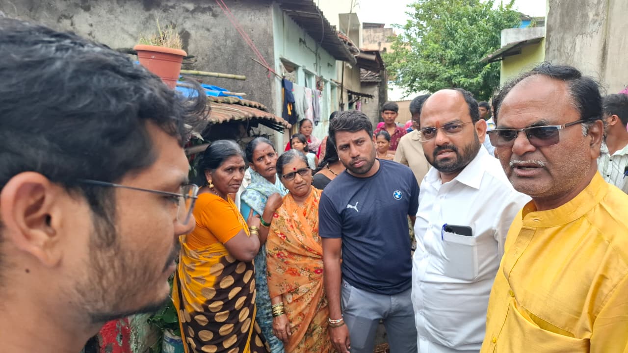 MLA Amal Mahadik visits burn victims in Vikramnagar