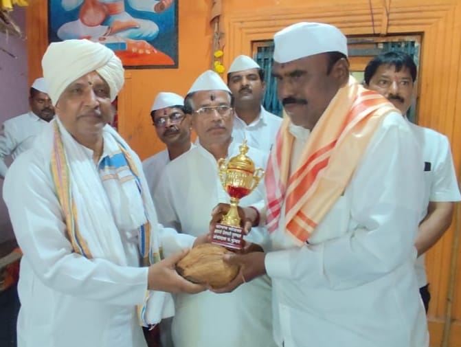 Ambadas Kumbhar honored with Ideal Farmer