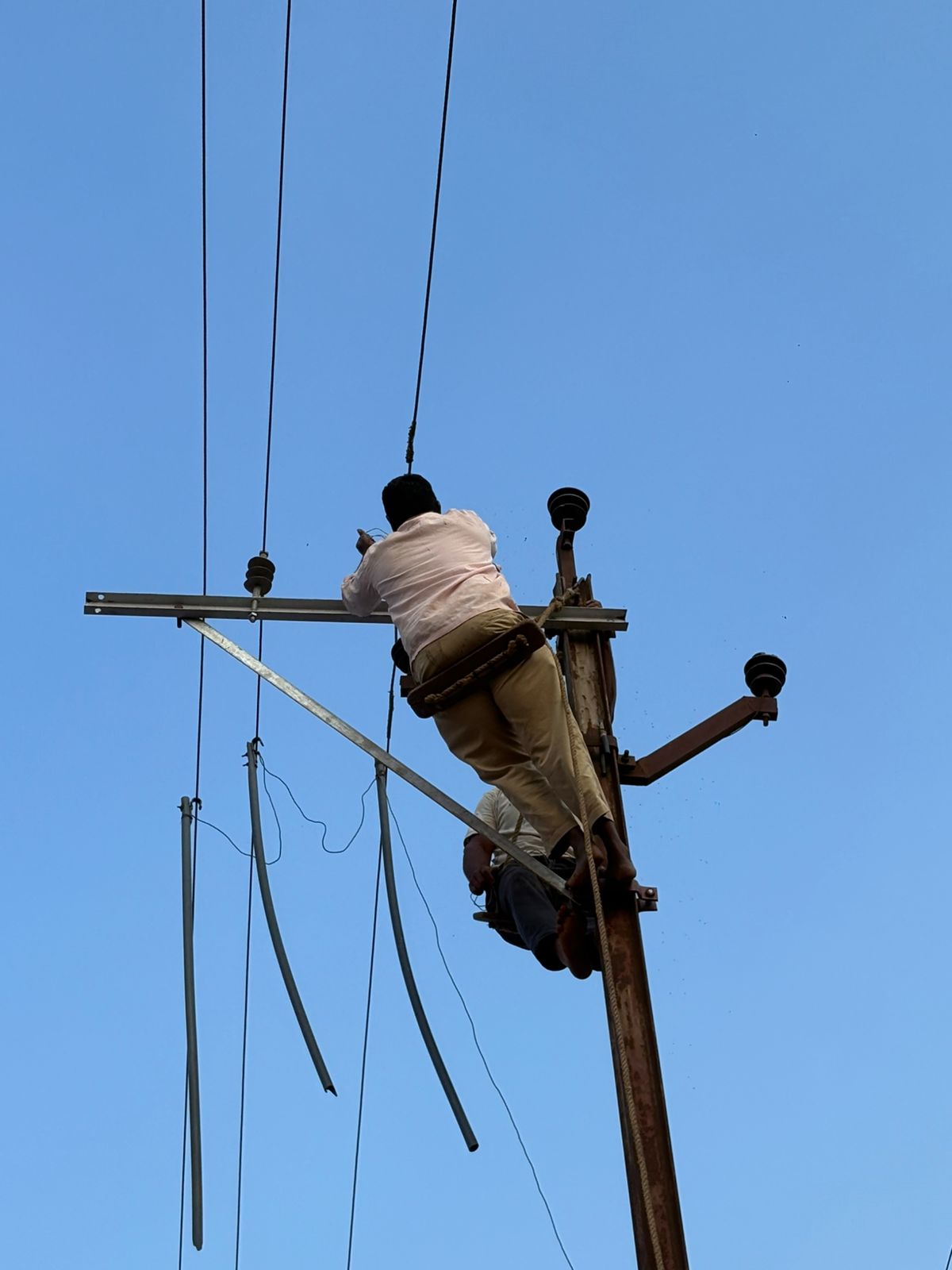 And the electricity wire was placed in the middle of the road with brackets