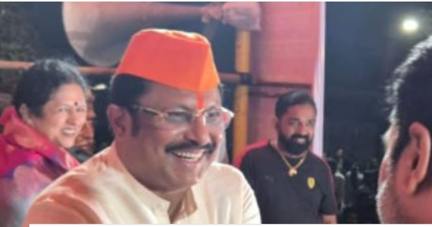 Shaking hands with Kshirsagar