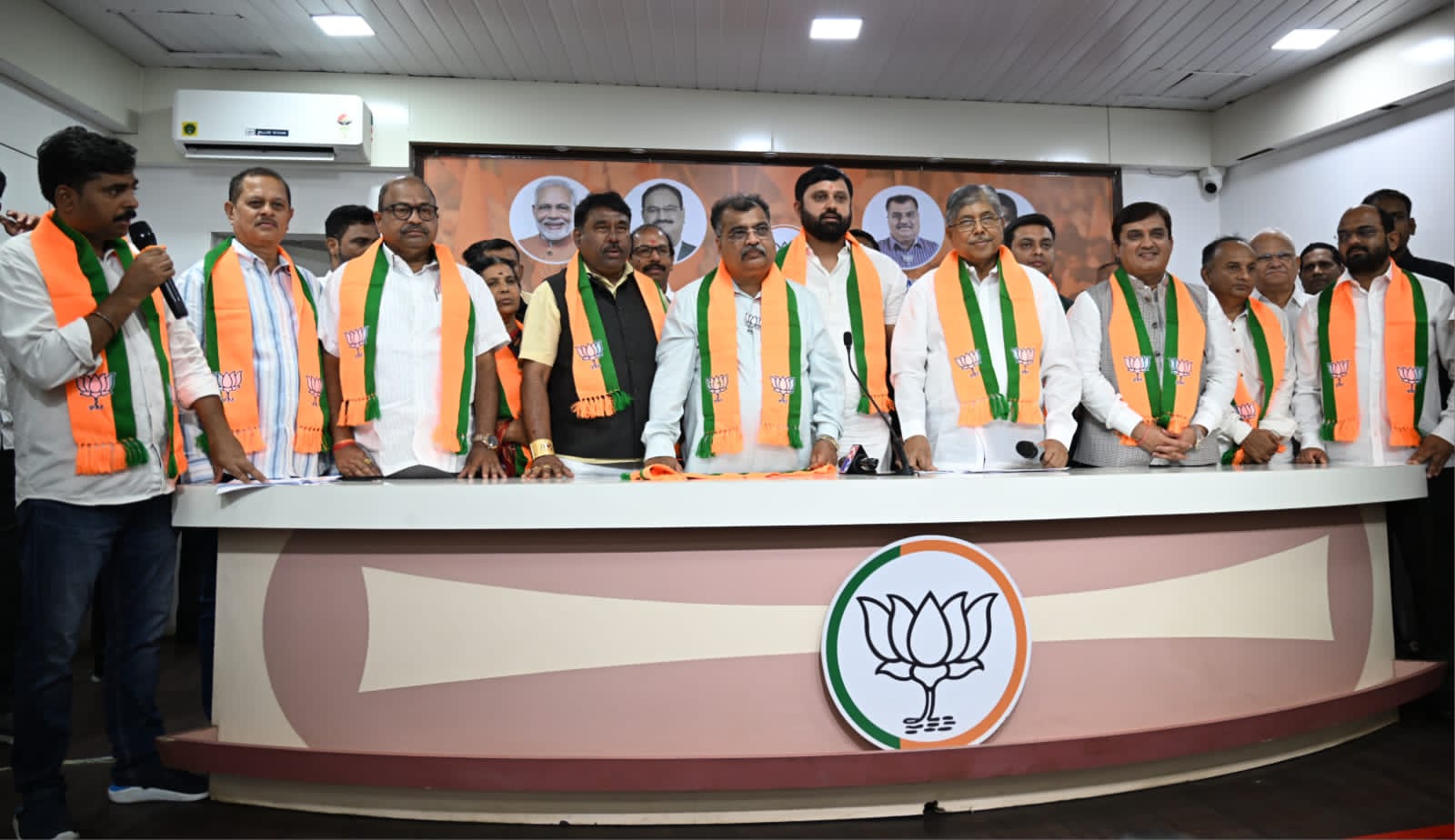 16 workers from Kolhapur join BJP in Mumbai