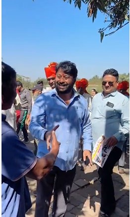 Spontaneous crowd in Ward 13