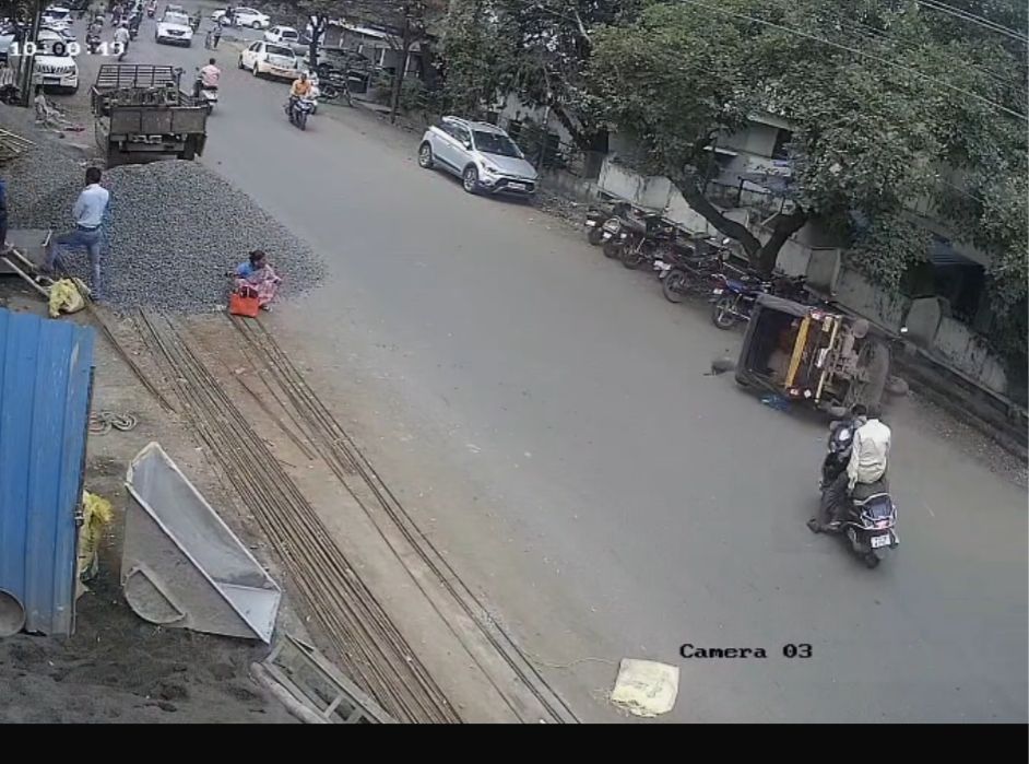 Speeding rickshaw loses control causes accident