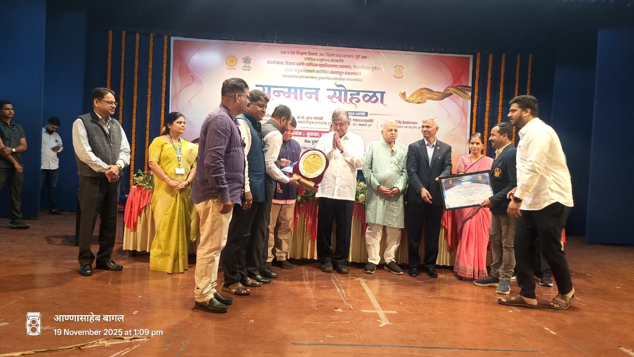 A ceremony was held to honor those who led from crisis to resolution