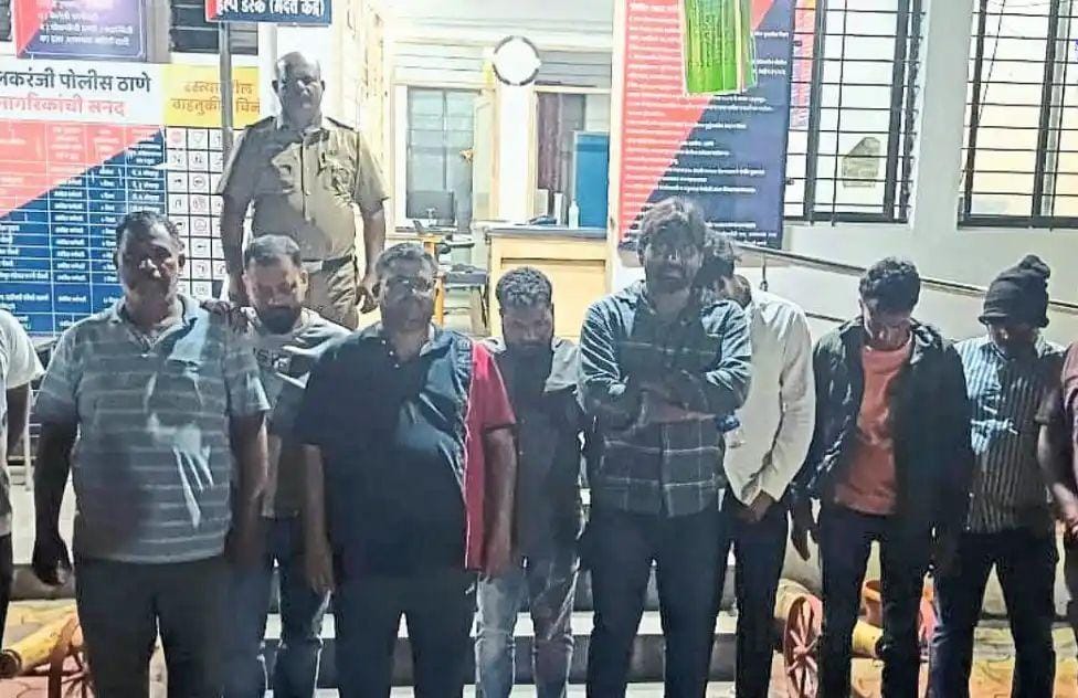 Police take action in Ichalkaranji at midnight