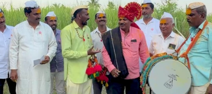 Swabhimani activists heralded the sugarcane conference through folk songs