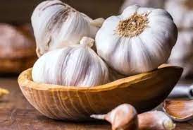 There are tremendous benefits of eating raw garlic in the morning