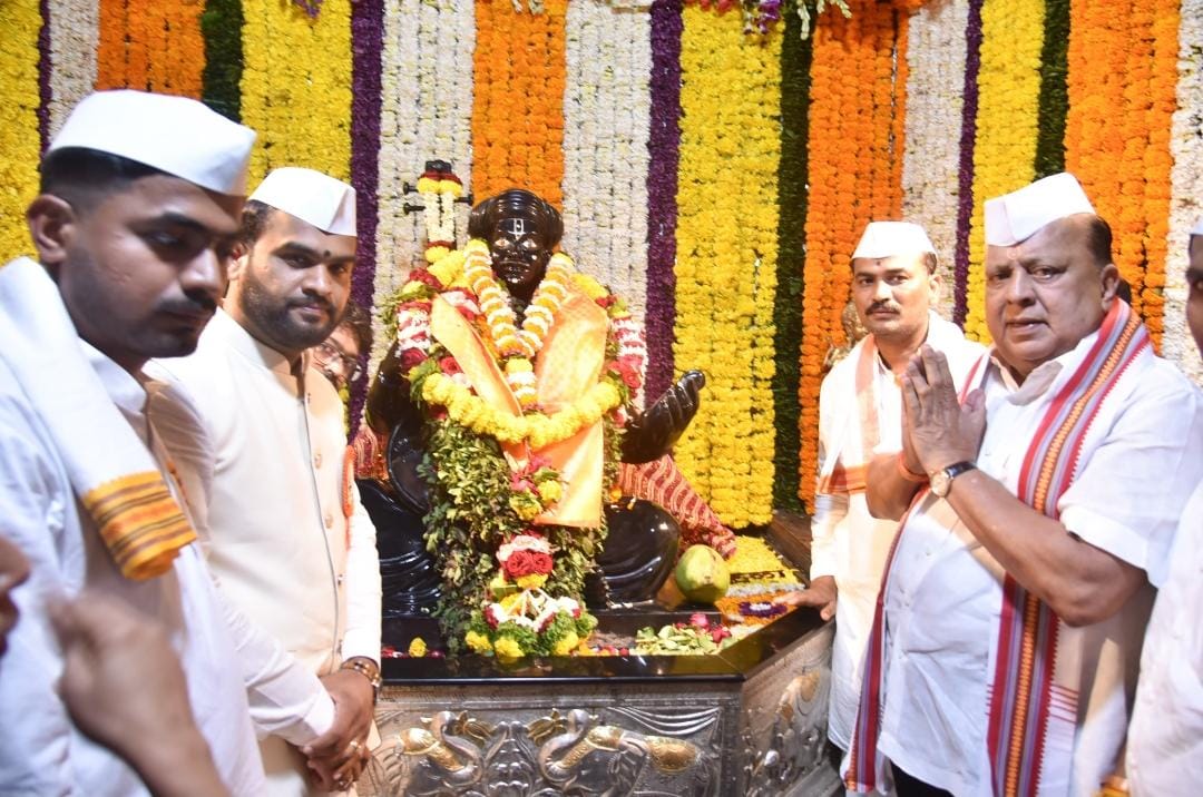 Hasan Mushrif had the darshan of Saint Tukaram and Dnyaneshwar Maharaj