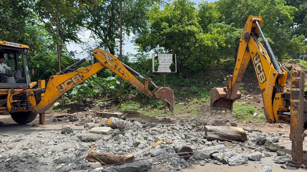 Hazardous welcome arch at Panchganga Crematorium safely dismantled