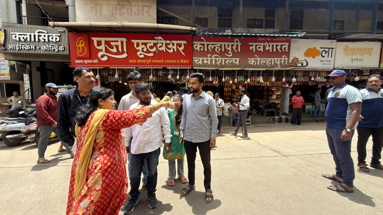 Plaster falls from Chhatrapati Shivaji Market building balcony