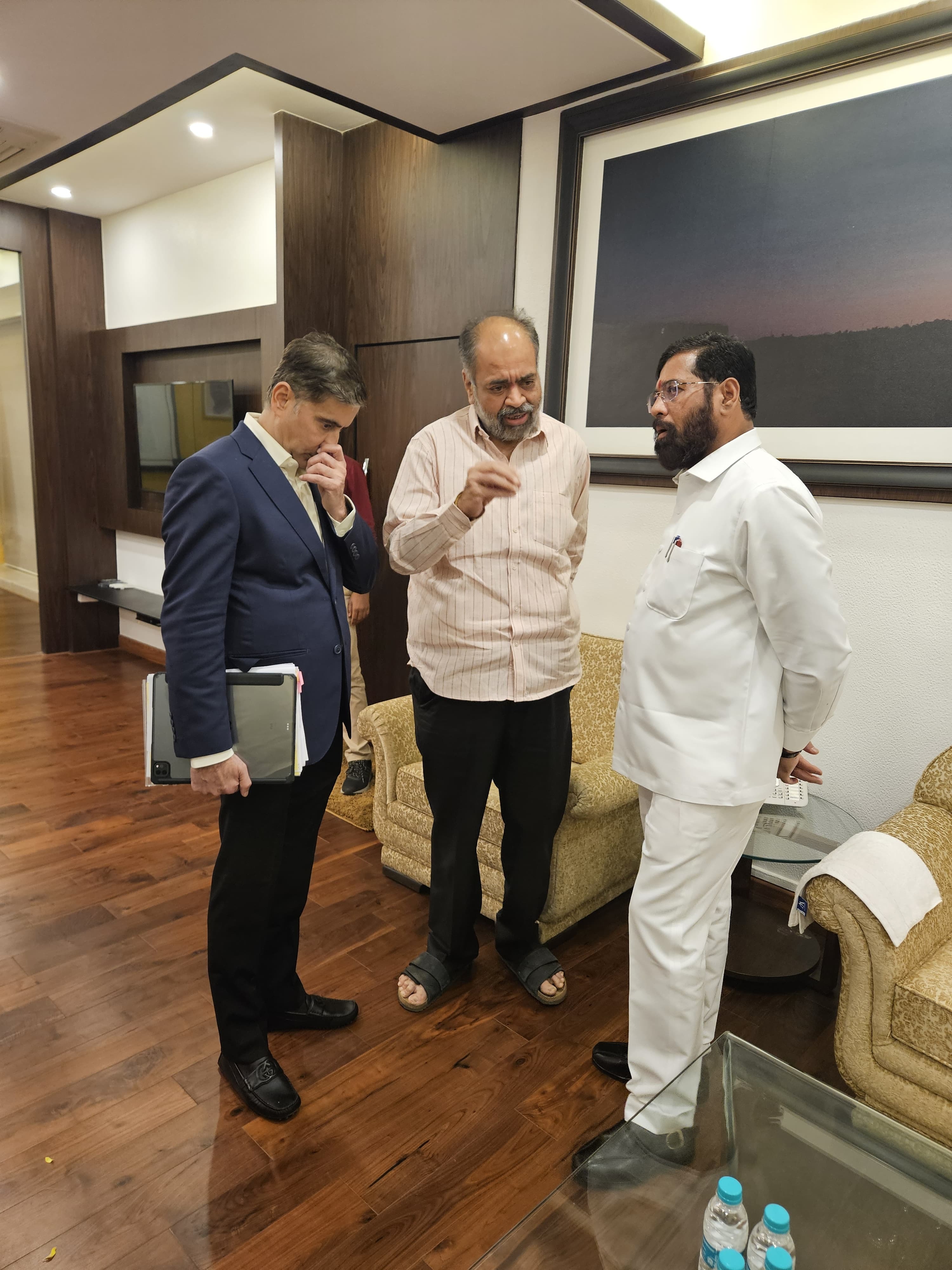 Common Vinay Kore discussed various development works with the Chief Minister