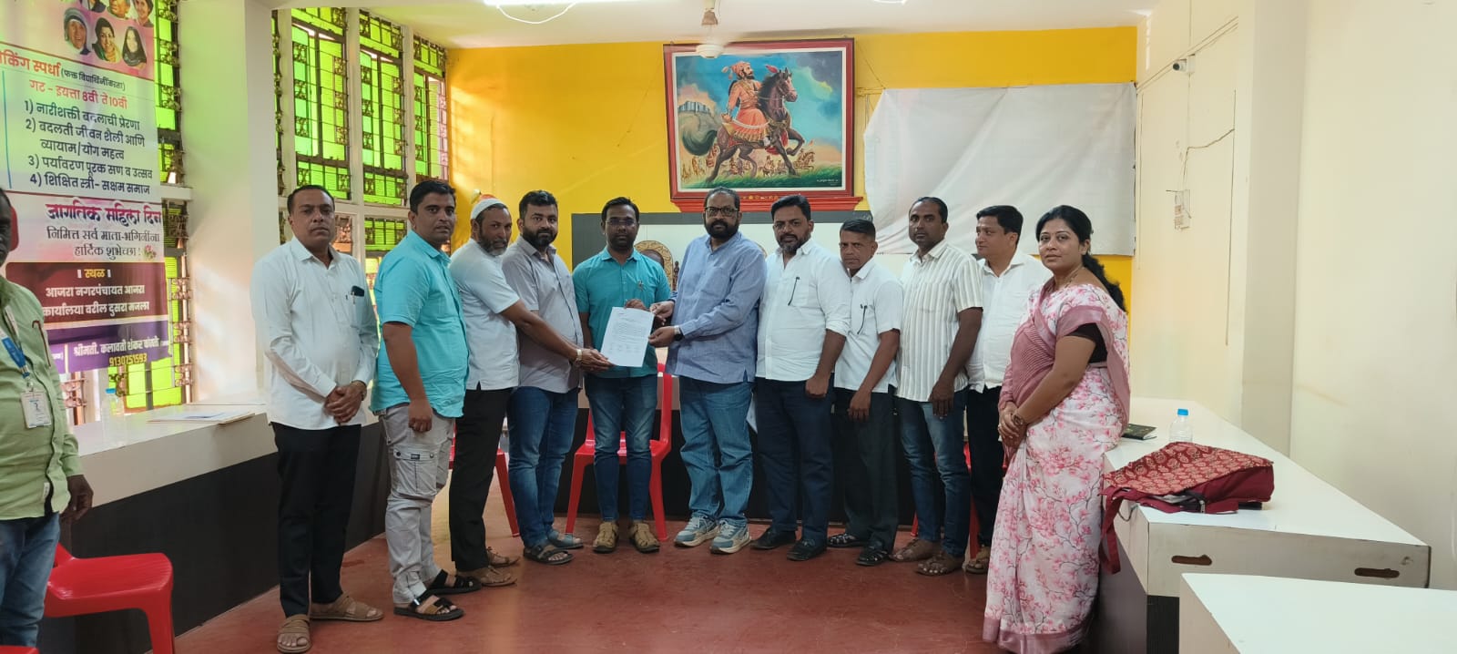 Ajra nagarpanchait kachara