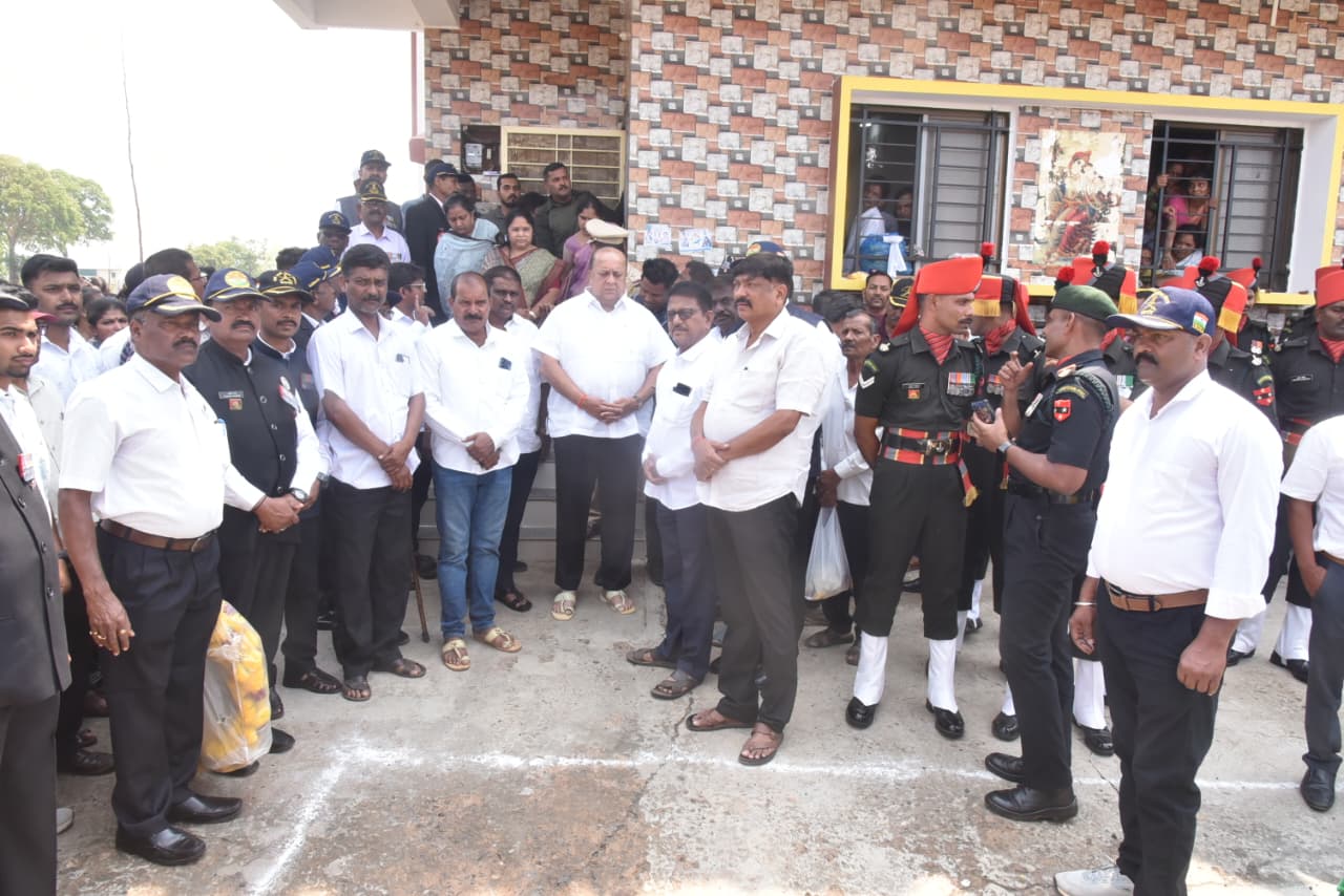 Minister Hasan Mushrif paid his last respects to the body