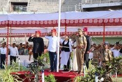 Flag hoisting ceremony by Guardian Minister Prakash Abitkar