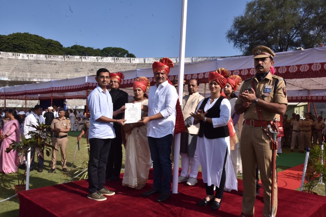 Guardian Minister Prakash Abitkar honours officers and employees who performed excellently on Maharashtra Day